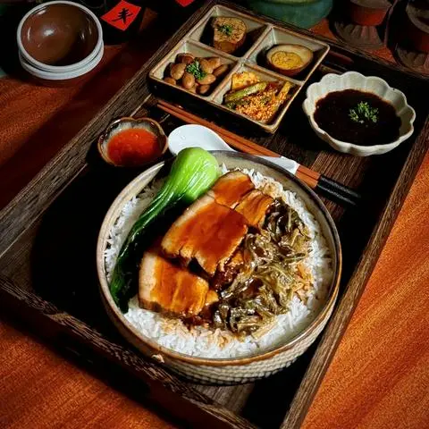 Hình ảnh Cơm thịt kho tàu với dưa cải muối