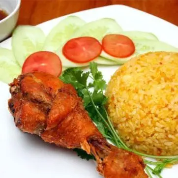 Hình ảnh Cơm gà đùi tỏi xối mỡ+1 Canh cải+1 Nước sâm lạnh 