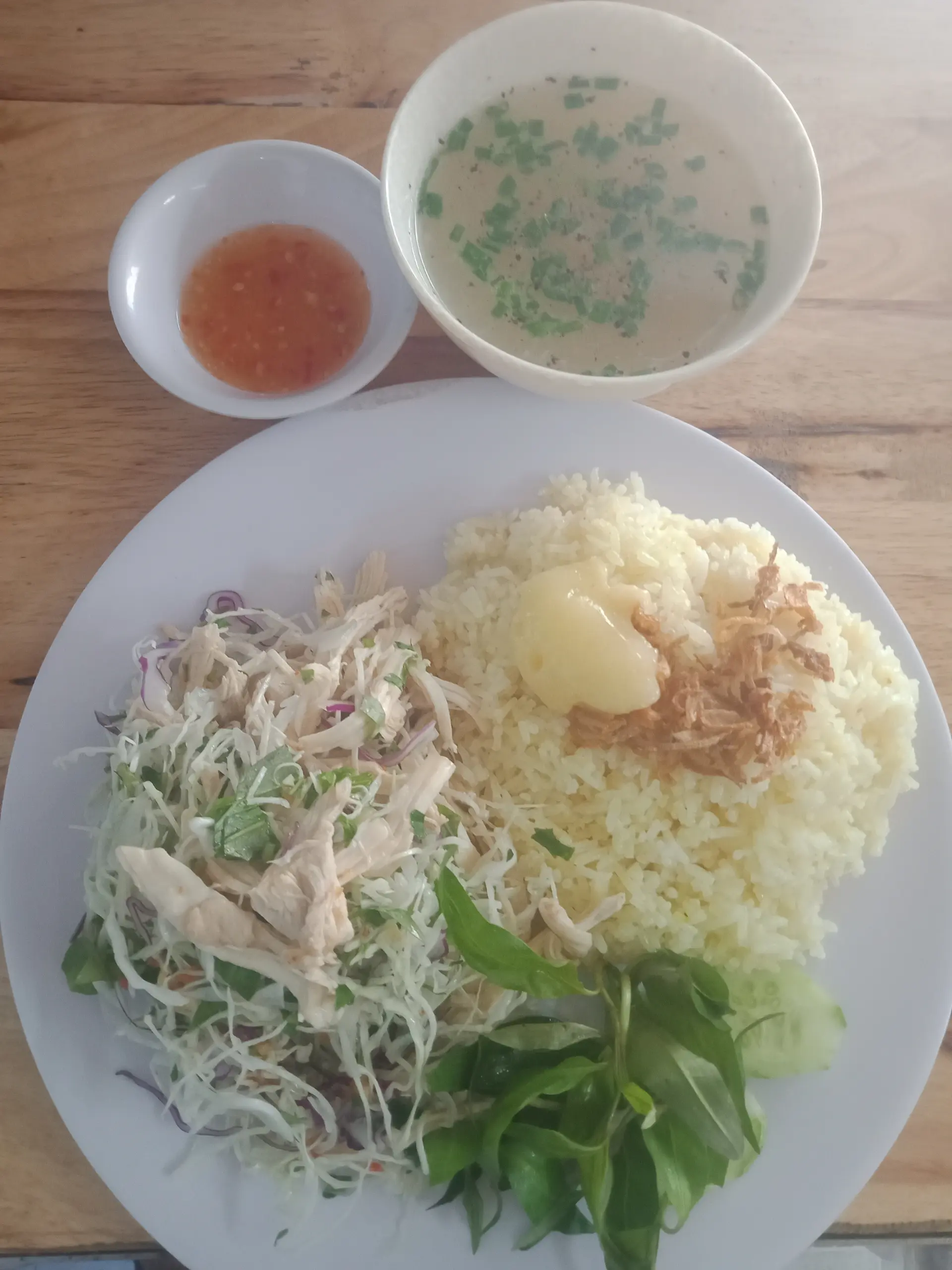 Hình ảnh cơm gà xé (gỏi kèm theo)