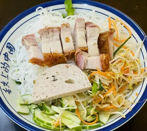 Hình ảnh Bún Mắm Nêm Heo Quay Chả