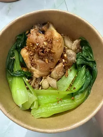 Hình ảnh Mì trộn đùi gà lắc mắm tỏi