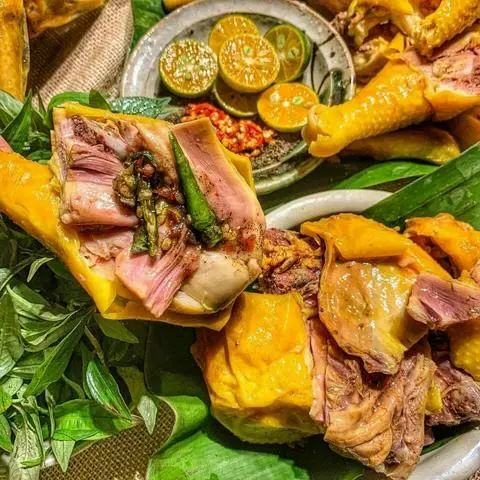 Hình ảnh gà ủ muối nguyên con đặc biệt Chặt Sẵn để lạnh kèm nước chấm Hải sản 
