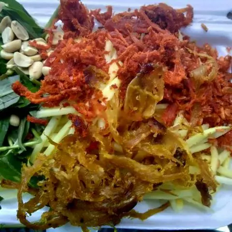 Hình ảnh Gỏi xoài đặc biệt có 3 trứng cút