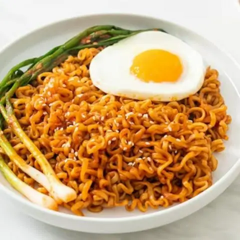 Hình ảnh Mì trộn 2 trứng ốp la