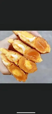 Hình ảnh Hotdog phô mai trứng muối nguyên