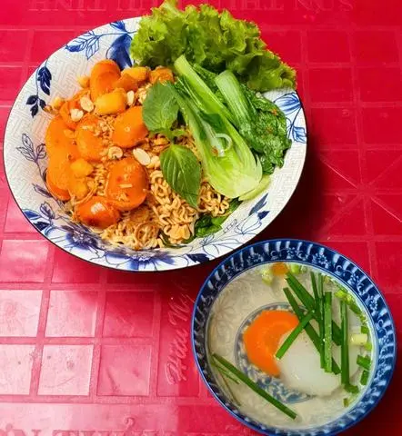 Hình ảnh Mì Trộn Xúc Xích Chay