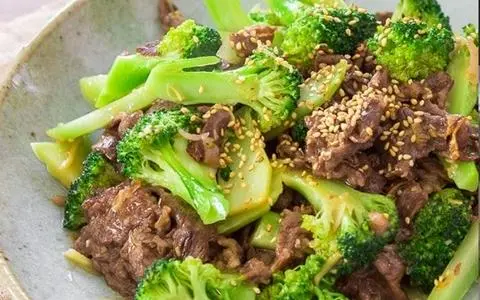 Hình ảnh Cơm Bò Xào Bông Cải Xanh