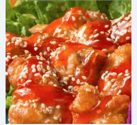 Hình ảnh cơm gà viên sốt cay hàn quốc