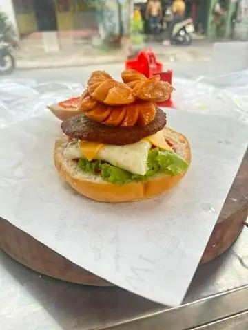 Hình ảnh hamburger bò trứng phô mai xúc xích
