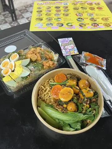 Hình ảnh Mì Trộn Trứng Non Cháy Tỏi