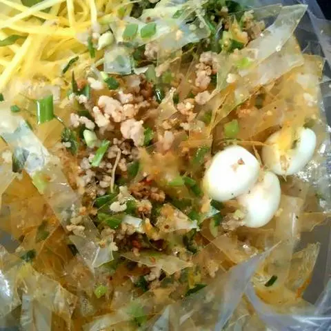 Hình ảnh Bánh tráng mỡ hành thịt bằm trứng cút