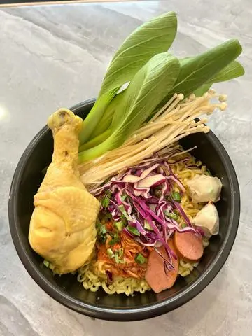 Hình ảnh Mì kim chi đùi gà