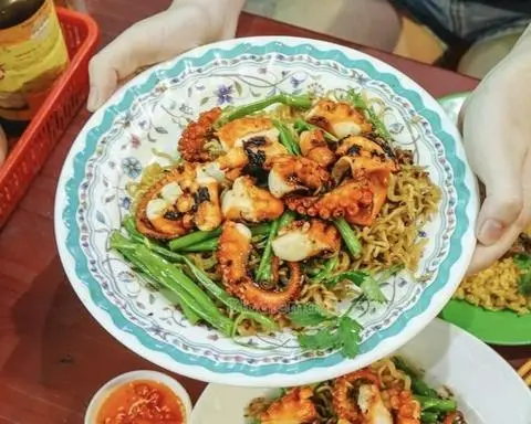 Hình ảnh Mì xào râu bạch tuộc mực khoanh