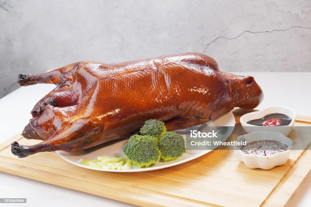 Hình ảnh Vịt quay mật ong truyền thống 1/2 con + 3 coca+ tẩy đá+ 4 bánh mỳ
