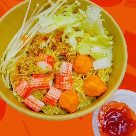 Hình ảnh Mì Trộn Sốt, Tỏi Bơ Đặc Biệt, Hải Sản Thanh Cua(7 Viên),Tôm Viên(3 Viên)+Tương Ớt,Cà,RauBắp/Cải,Nấm)