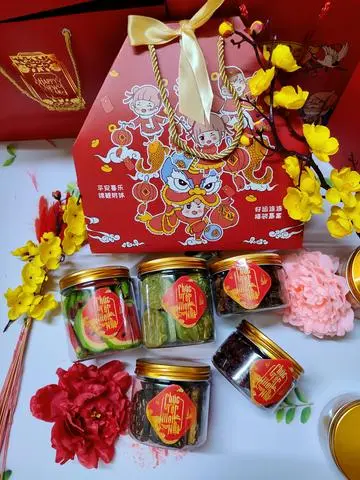 Hình ảnh Set quà tết lân vui vẻ