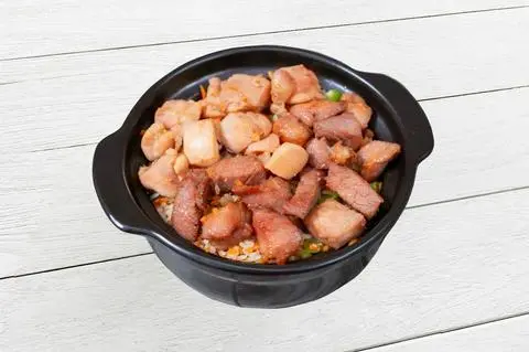 Hình ảnh Cơm thố gà - xá xíu