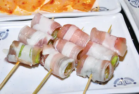 Hình ảnh Xiên thịt heo nướng cuộn đậu bắp