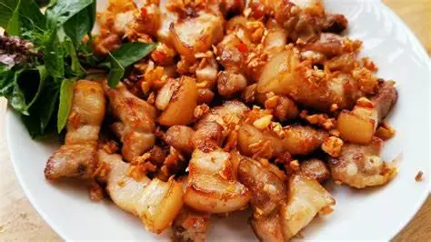 Hình ảnh Cơm chiên thịt ba chỉ cháy tỏi