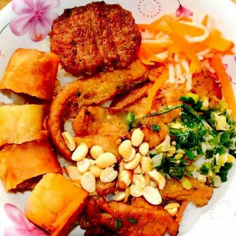 Hình ảnh Bún thịt nướng thập cẩm