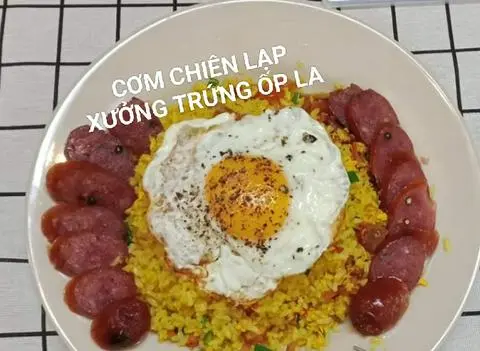 Hình ảnh CƠM CHIÊN LẠP XƯỞNG TRỨNG ỐP LA 