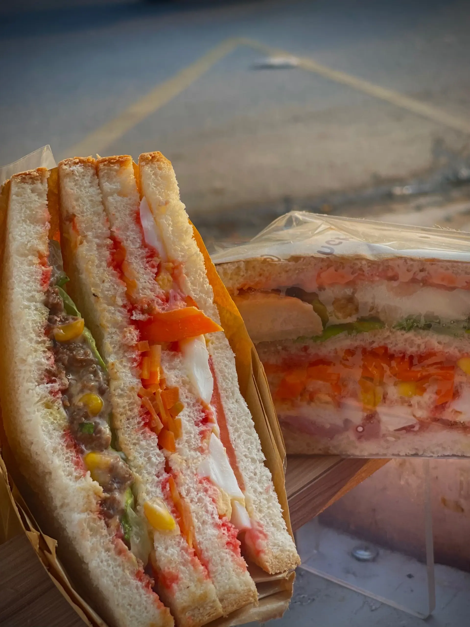 Hình ảnh Sandwich gà sa tế phô mai+ trứng