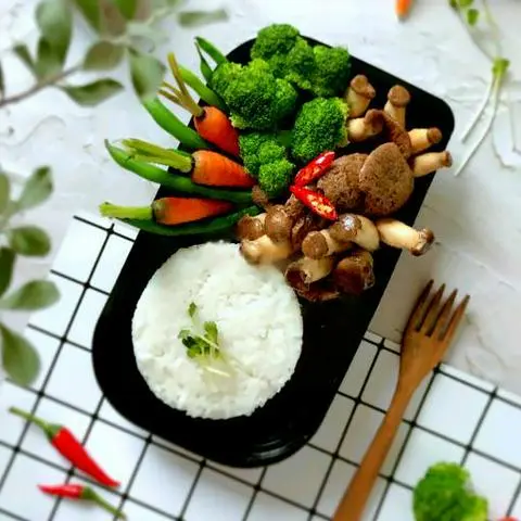 Hình ảnh Cơm bò chay xào nấm - stir-fried vegetarian beef with mushroom