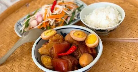 Hình ảnh cơm thịt kho hột vịt