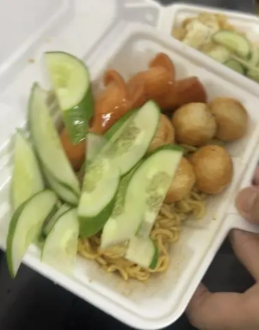 Hình ảnh Mì trộn indomie cá viên - xúc xích