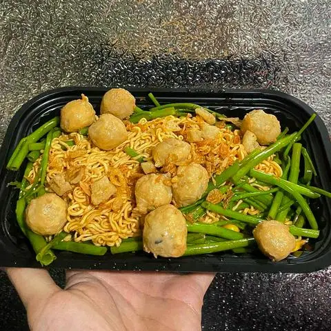 Hình ảnh Mì Trộn Sốt Cay Cá Viên Chiên