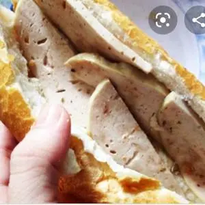 Hình ảnh Bánh mì chả lụa muối tiêu,dưa leo