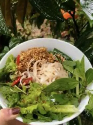 Hình ảnh Hủ tiếu trộn xúc xích chả