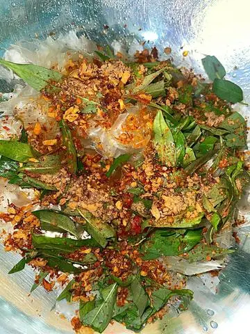 Hình ảnh bánh tráng dẻo phơi sương trộn satế  trứng cút tỏi giòn 
