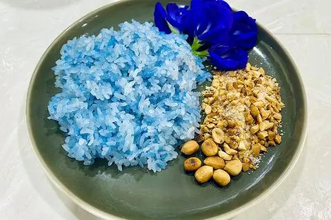 Hình ảnh Cơm nóng hoa đậu biếc - muối mè