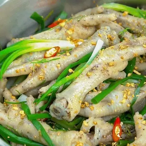 Hình ảnh chân gà khổng lồ hấp hành phần vừa+tặng ly coca