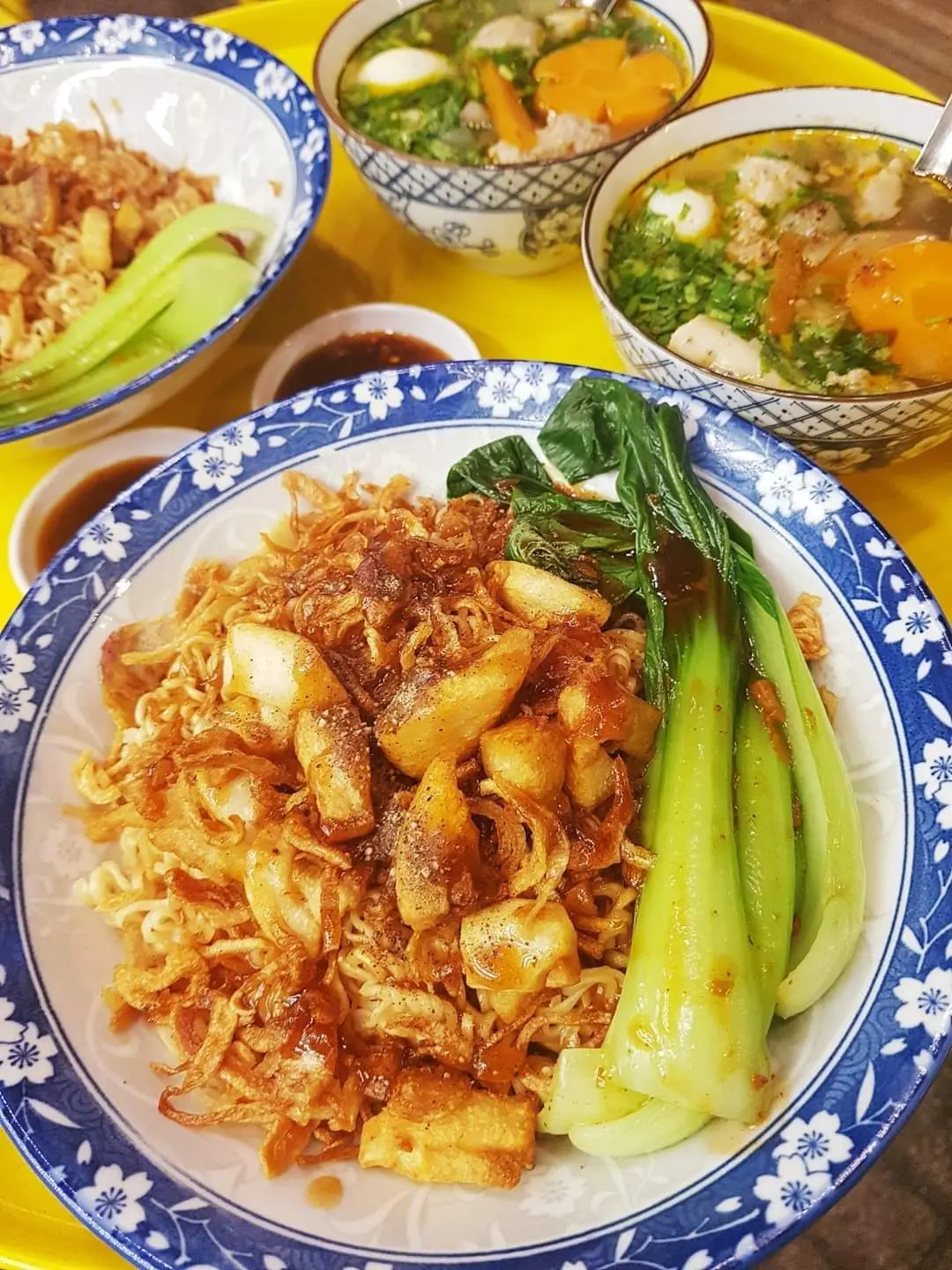 Hình ảnh Mì trộn lòng đào - xíu mại