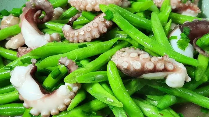 Hình ảnh Cơm chiên đậu que xào mực - Trà đào