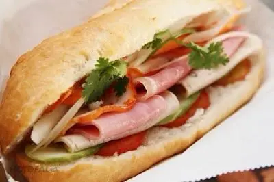 Hình ảnh Bánh mì thịt chả đầy đủ