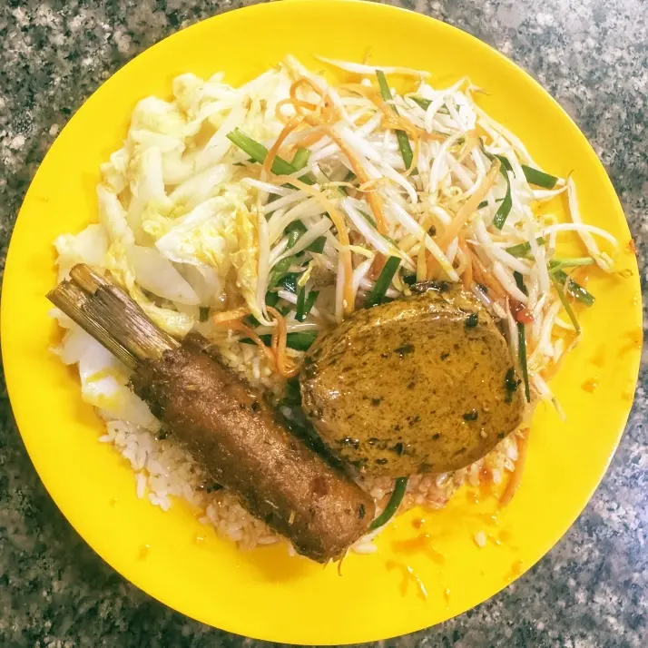 Hình ảnh Cơm rau xào cá thu đùi gà