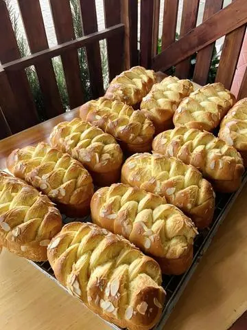 Hình ảnh  Hoa cúc truyền thống hạnh nhân