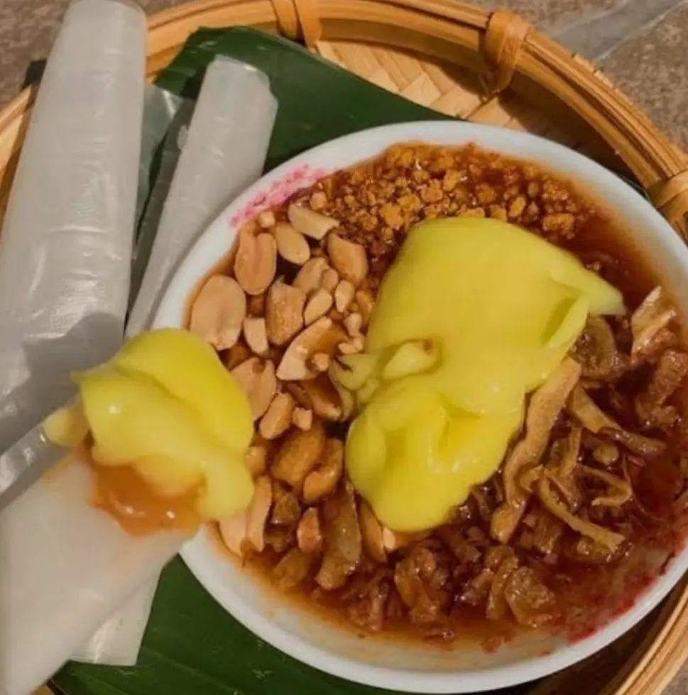 Hình ảnh Bánh tráng chấm sốt me bơ