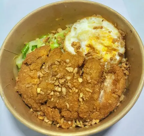 Hình ảnh Mì Trộn Má Đùi Gà KHÔNG XƯƠNG+ Trứng ốp la