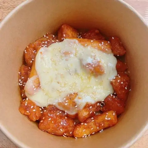 Hình ảnh Gà Tokbokki Phủ Phô Mai Sốt Cay Hàn Quốc