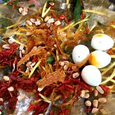 Hình ảnh Bánh tráng tỏi thậm cẩm đặc biệt 4 trứng cút 
