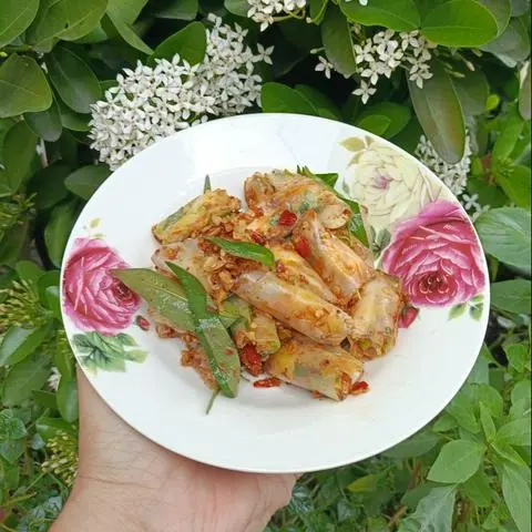 Hình ảnh Phơi sương cuốn trứng trộn ớt rim muối bò 