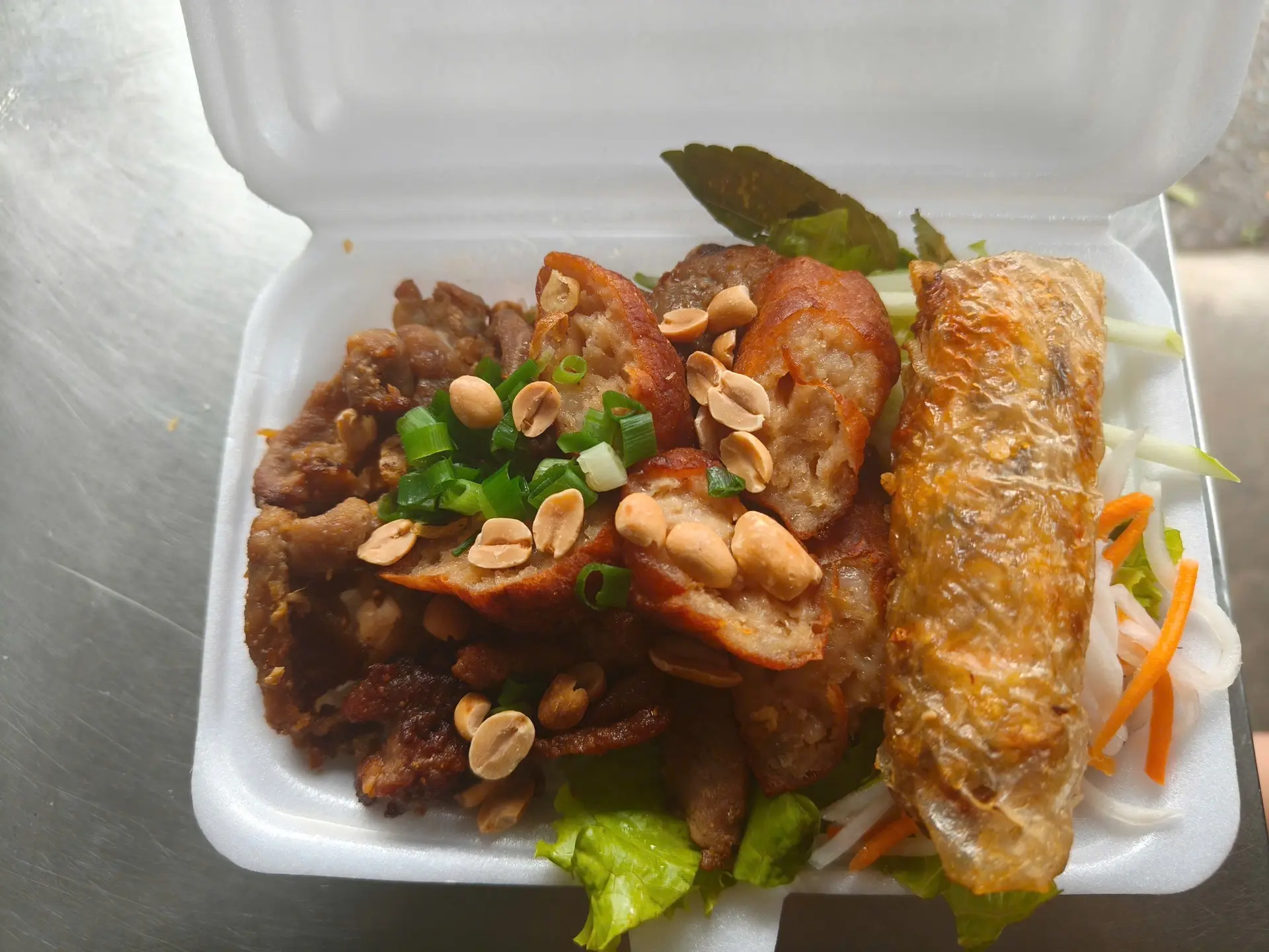 Hình ảnh Bún thịt nướng đầy đủ