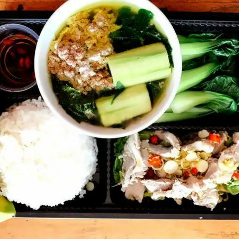 Hình ảnh Cơm thịt xào sả ớt - 01 nước