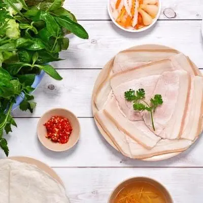 Hình ảnh Thịt đùi luộc, rau cuốn bánh tráng phơi sương