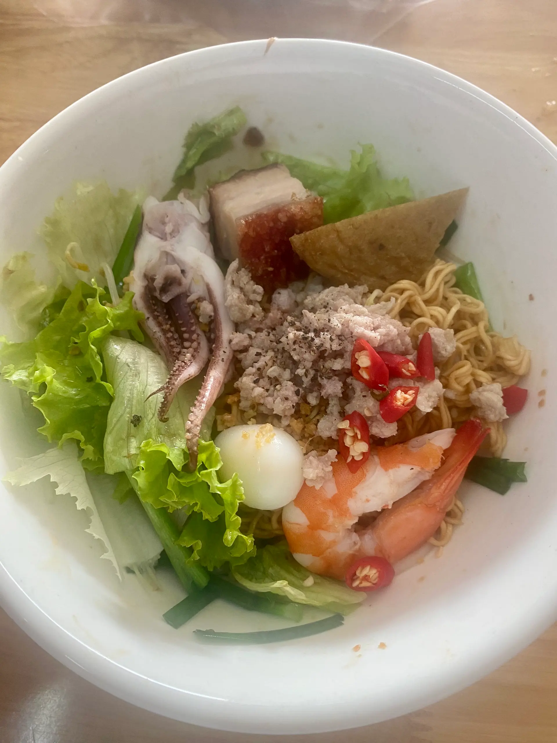 Hình ảnh mì trộn thập cẩm ( đã có dụng cụ ăn uống )