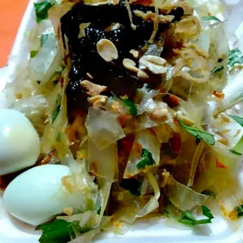 Hình ảnh Bánh tráng trộn nước sốt thập cẩm